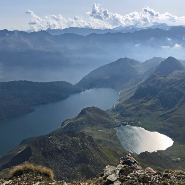 Lago di Tom: Bergpanorama mit zwei Seen in den Schweizer Alpen.