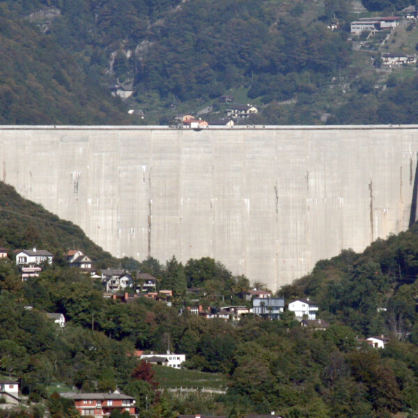 Lago di Vogorno: Beeindruckende Staumauer im Verzascatal, Tessin.
