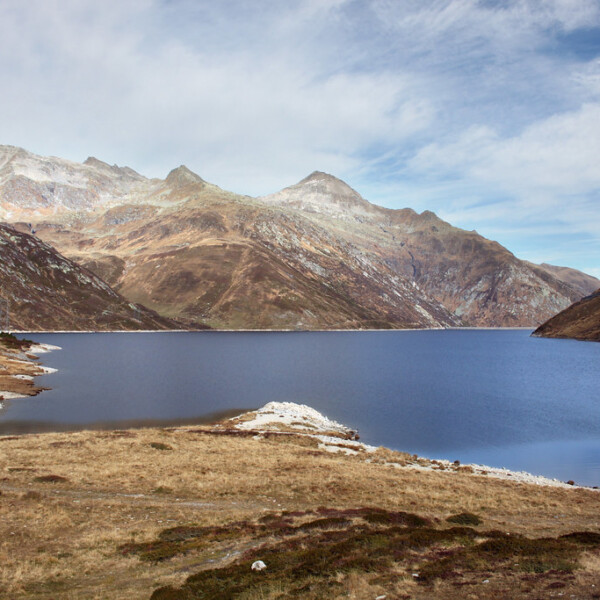 Lai da Sontga Maria See mit Bergen und leicht bewölktem Himmel.