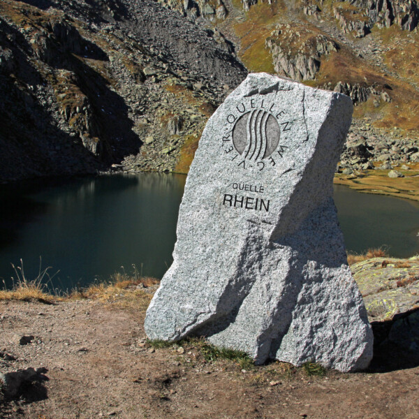 Quelle des Rheins am Tomasee. Steinmonument mit Inschrift. Lai da Tuma in Graubünden.