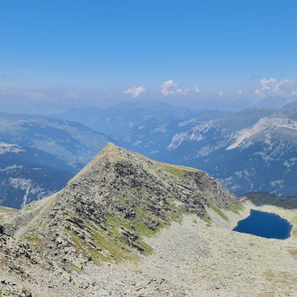 Bergsee neben dem felsigen Gipfel des Lai dil Hirli in Graubünden, Schweiz.
