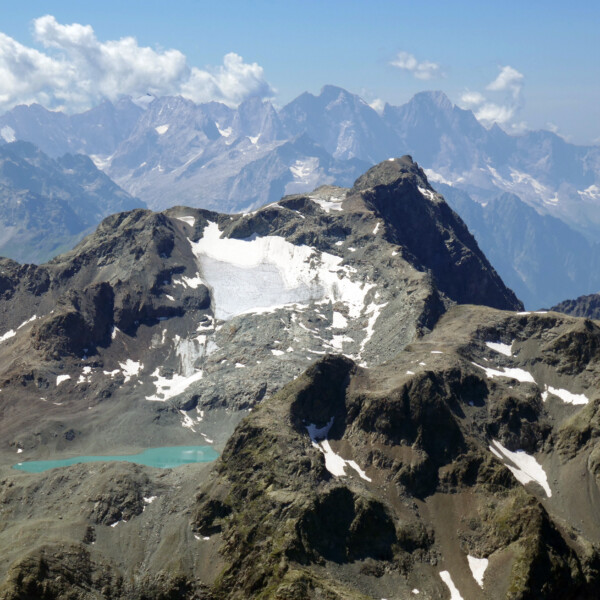 Lej Lagrev: Bergpanorama mit Gletscher, türkisfarbenem See und schneebedeckten Gipfeln.