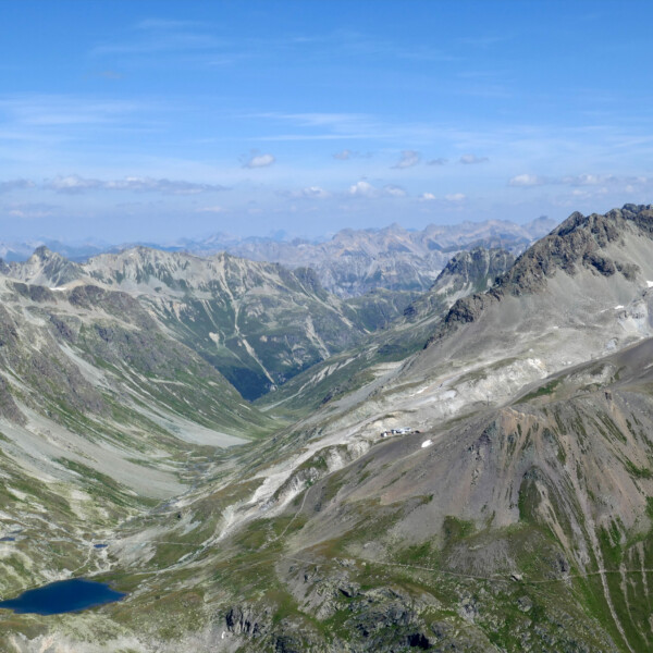 Alpine Landschaft mit dem Lej-Suvretta-See und schroffen Berggipfeln