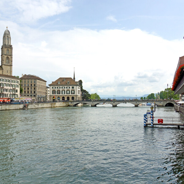 Limmat Flussansicht mit Grossmünster Kirche in Zürich, Schweiz.