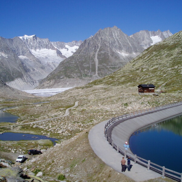 Märjelen Stausee: Stausee in den Schweizer Alpen mit Bergen und Gletschern im Hintergrund.