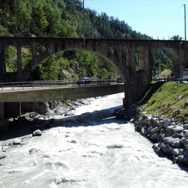 Steinbrücke über den tosenden Fluss Massa im Schweizer Kanton Wallis.