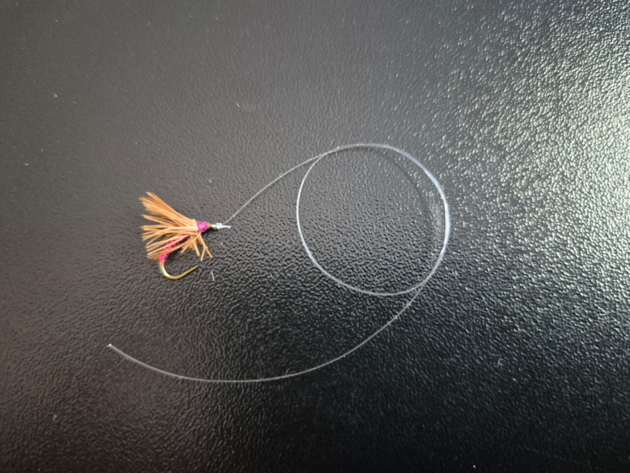 Fliegenfischerhaken mit Schnur, geeignet zum Fischen mit Sbirolino am Bergsee.