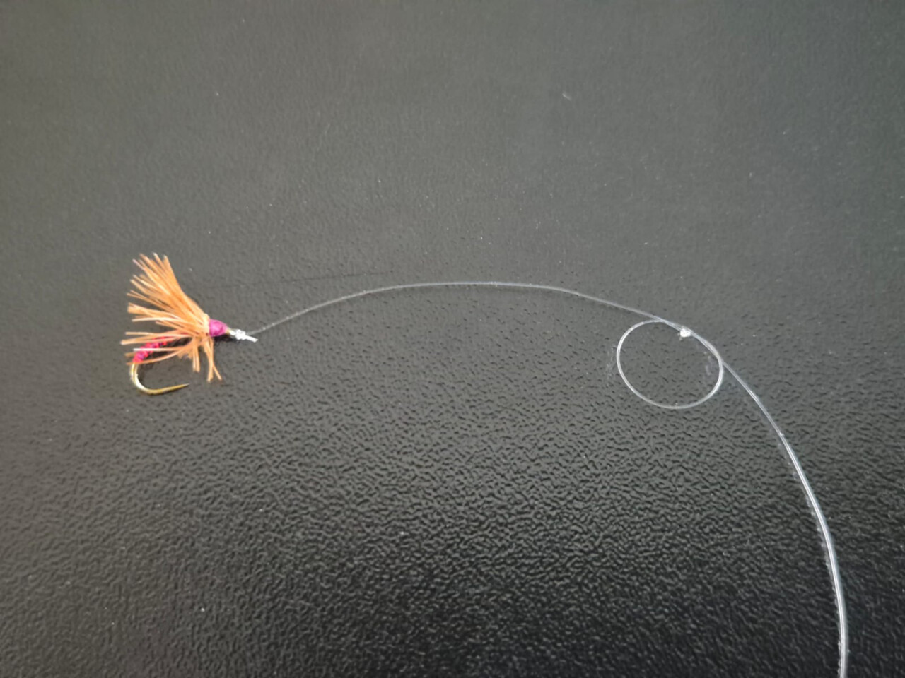 Sbirolino-Fliege am Bergsee-Vorfach. Kunstköder zum Angeln.