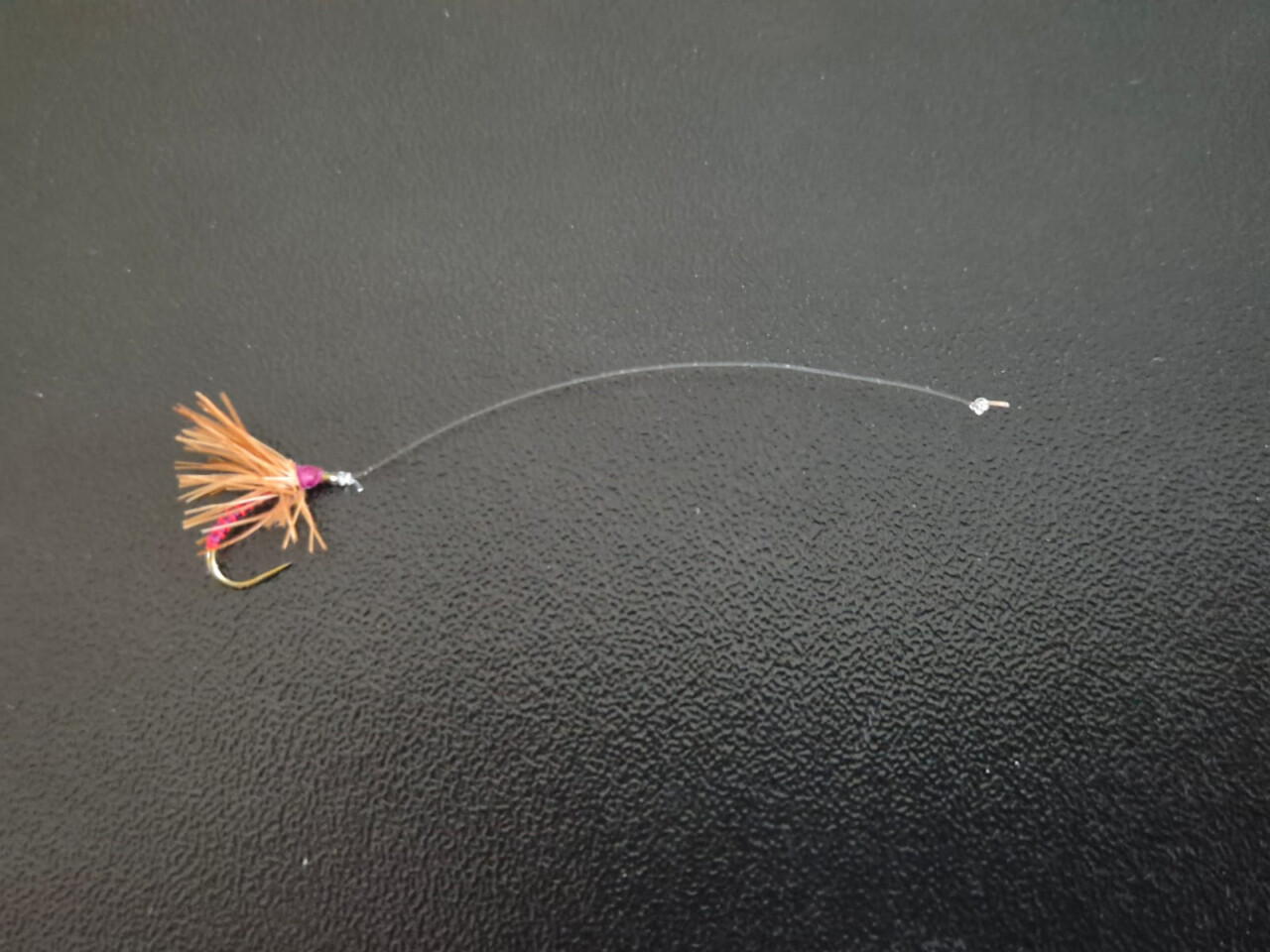 Sbirolino Montage mit Fliege zum Fischen am Bergsee.