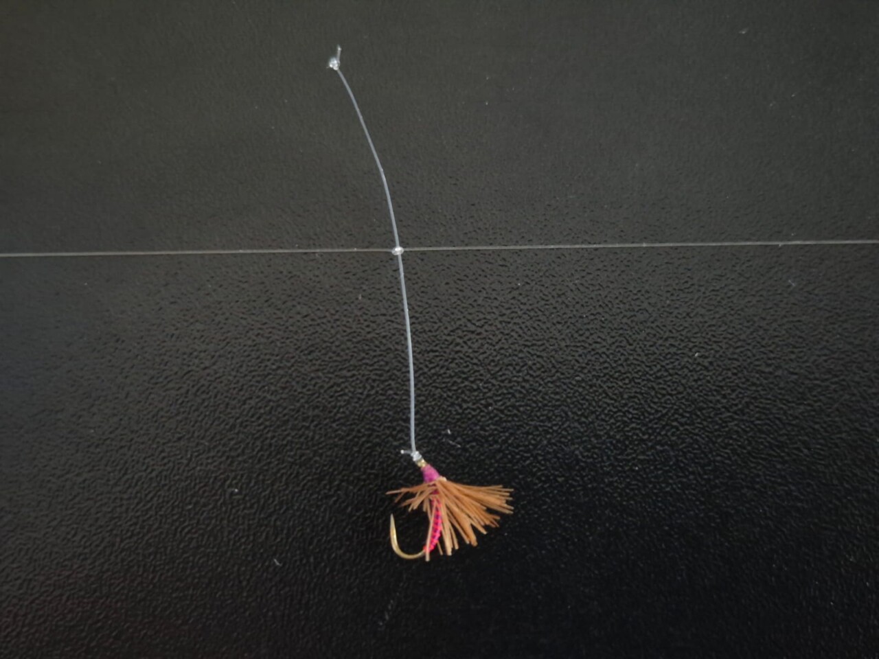 Sbirolino Montage mit Haken und Feder für Bergsee Angeln.