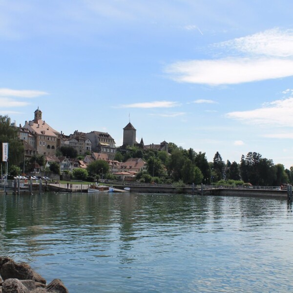 Blick auf Murten am Murtensee mit historischer Altstadt und Schloss.