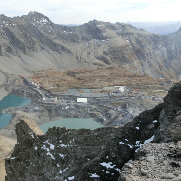 Muttsee-Stausee in den Schweizer Alpen, umgeben von Bergen und türkisfarbenem Wasser.