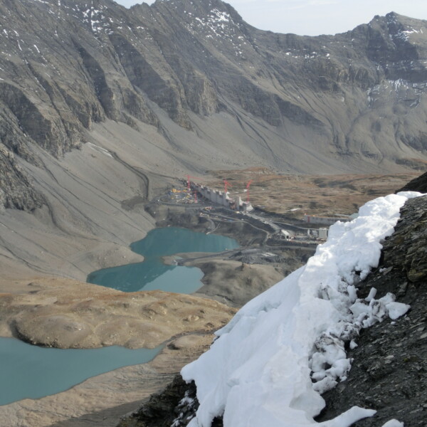 Muttsee: Türkisfarbene Bergseen unterhalb einer imposanten Staumauer in den Alpen.