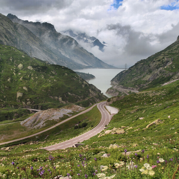 Serpentinenstraße am Räterichsbodensee in den Schweizer Alpen