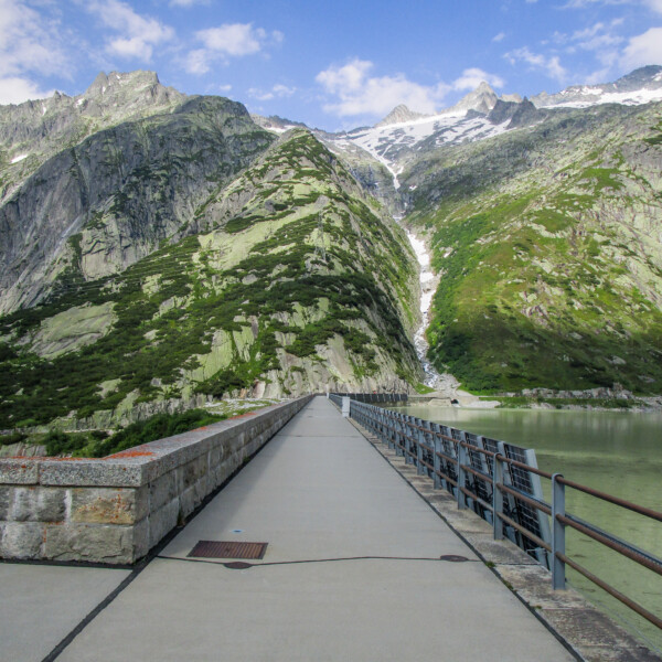 Räterichsbodensee Staumauer mit Bergen im Hintergrund