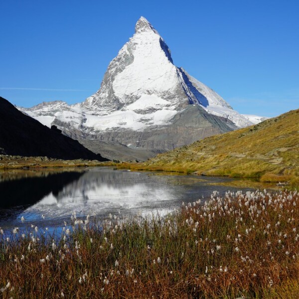 Matterhorn Spiegelung im Riffelsee, Zermatt. Schnee bedeckt den Berg.