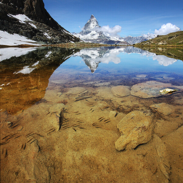 Matterhorn Spiegelung im Riffelsee, Zermatt. Klarer Himmel, Berglandschaft.
