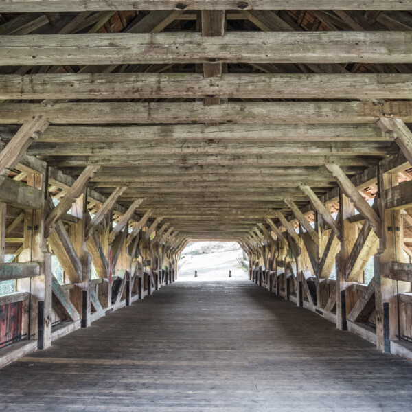 Gedeckte Holzbrücke Rotbach (Rothenburg) mit rustikalem Charme.
