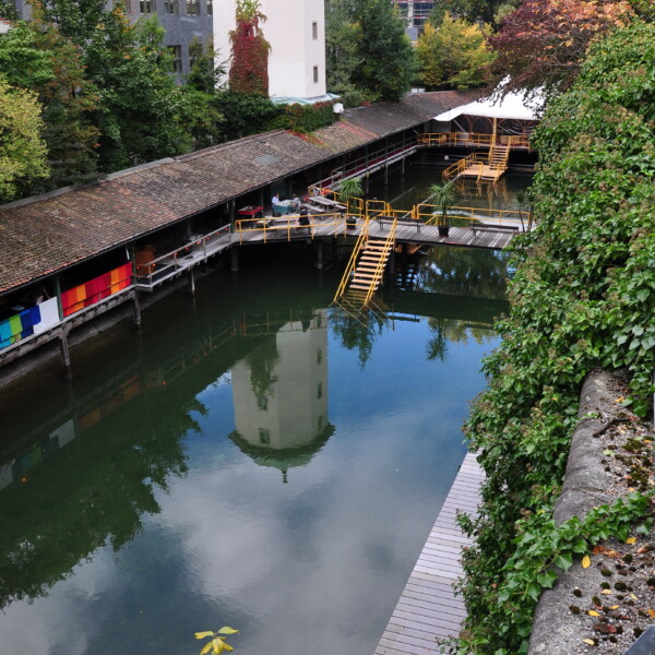 Schanzengraben Zürich mit Turm und Badeanstalt im Wasser.