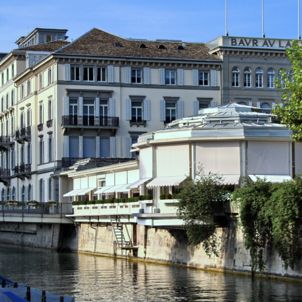 Schanzengraben Zürich mit historischer Architektur und Wasserkanal.