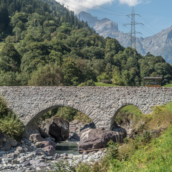 Steinbrücke über den Sernf Fluss in den Schweizer Alpen.