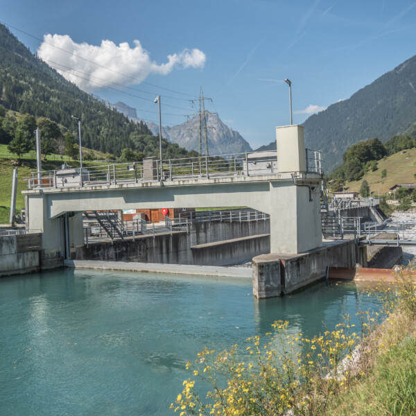 Sernf: Wasserkraftwerk in den Schweizer Alpen mit türkisblauem Wasser.