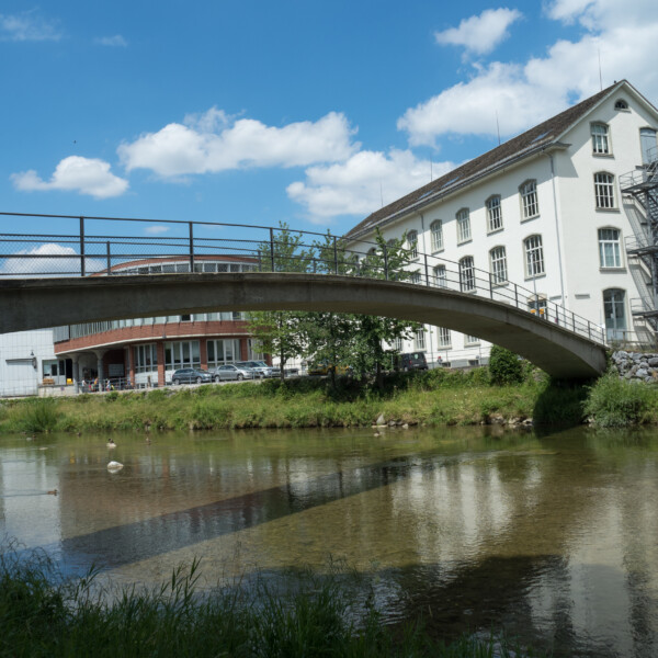 Brücke über die Sihl, Gebäude im Hintergrund, blauer Himmel. Sihl.