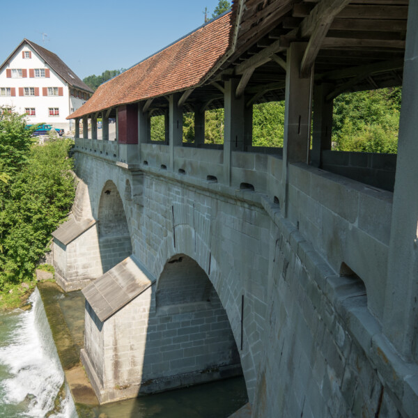 Gedeckte Holzbrücke über die Sihl in der Schweiz.