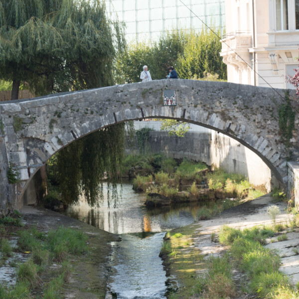 Alte Steinbrücke über den Sorne, malerische Landschaft. Historische Architektur im Jura, Schweiz.