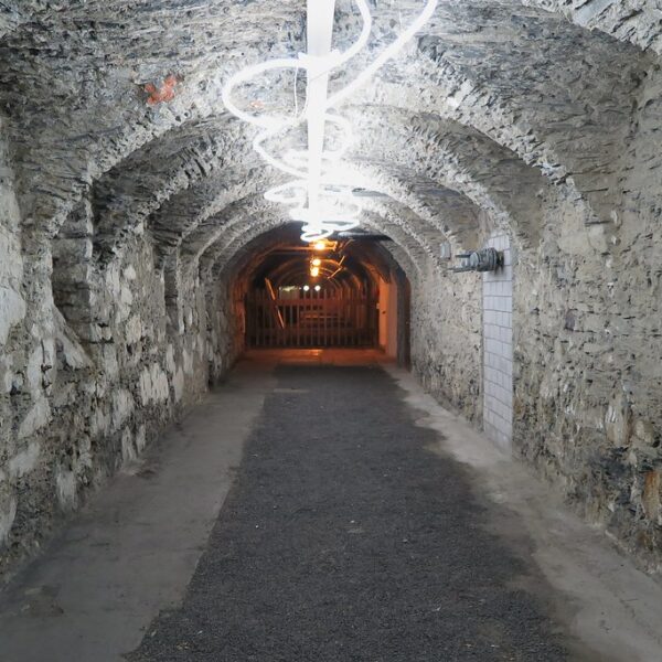 Tunnel mit Steinwänden und moderner Beleuchtung in Tamina.