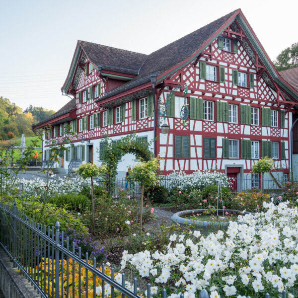 Traditionelles Schweizer Fachwerkhaus mit Blumengarten. Architektur in Thur.