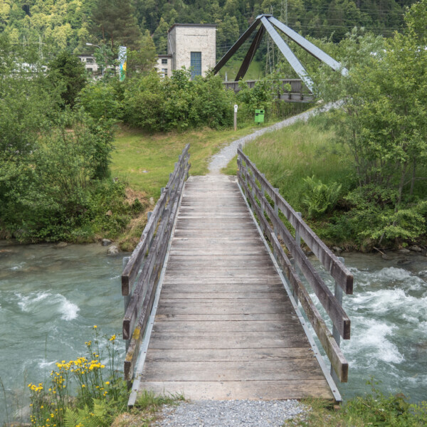 Holzbrücke über den Ürbachwasser-Fluss in malerischer Landschaft.