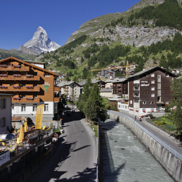 Zermatt mit Matterhorn und Vispa Fluss. Hotel Matterhorn Vispa im Hintergrund.