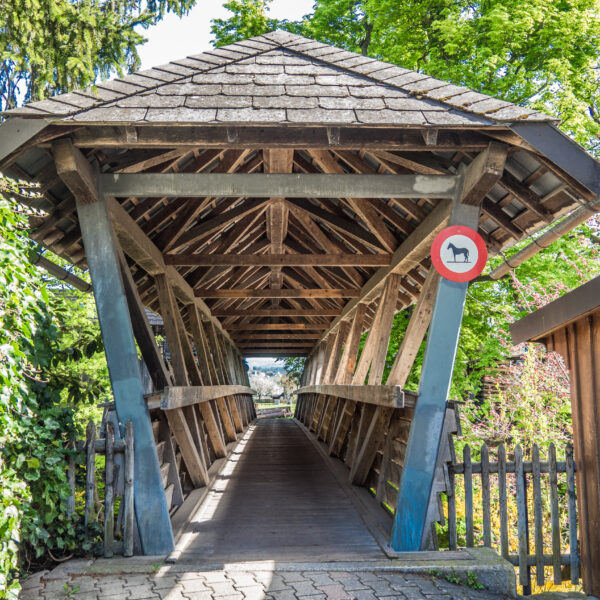 Überdachte Holzbrücke mit 