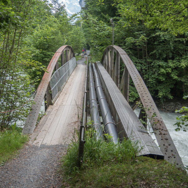 Brücke über die Weisse Lütschine, umgeben von üppigem Grün.