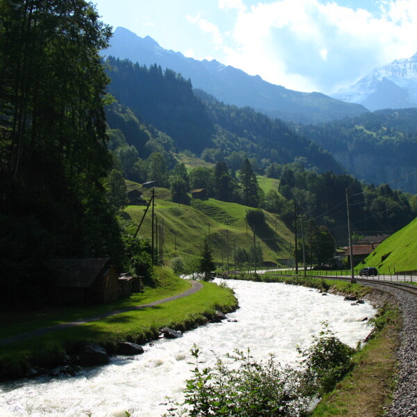 Weisse Lütschine Fluss neben der Bahnstrecke in den Schweizer Alpen.