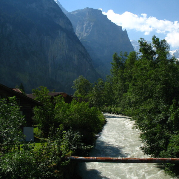 Weisse Lütschine Fluss mit Bergen im Hintergrund, Schweiz