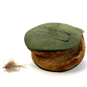 Amadou Supreme Fliegentrockner neben einer Fliege zum Trocknen