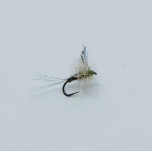Baetis Zinger 16: Fliegenfischen Fliege mit grünem Körper, hellem Hechel und grauen Flügeln.