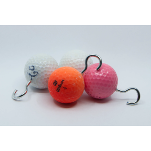 Bissanzeige Golfball: Mehrfarbige Golfbälle mit angebrachten Metallhaken.