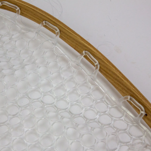 Watkescher Supreme 2.0 mit Gumminetz: Detailaufnahme des Holzrahmens und des klaren Gumminetzes.