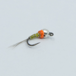 Spanish Perdigon Yellow 18: Fliegenfischerköder mit silberner Kopfperle, orangem Kragen und olivgrünem Körper.