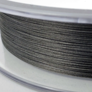 Spule mit dünnem, grauem Draht, aufgerollt und bereit für die Verwendung. Detailaufnahme.