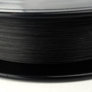 Schwarze 3D-Drucker Filament Spule, Nahaufnahme. Präzise gewickeltes Kunststoffmaterial.