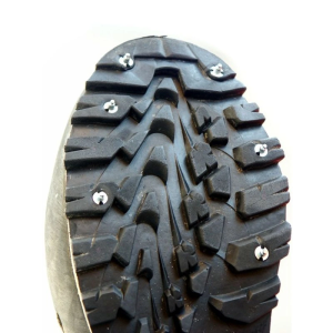 Tungsten Carbide Spezial-Spikes, 20 Stück: Nahaufnahme der Schuhsohle mit integrierten Spikes für besseren Halt