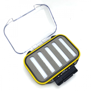 Wasserdichte Fliegenbox, 100x70x35mm, mit vier Fächern und gelbem Rand.