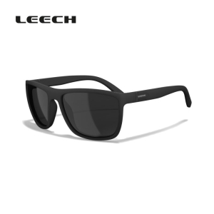 Leech ATW1 Black Sonnenbrille: Matt schwarze, rechteckige Sonnenbrille mit dunklen Gläsern.