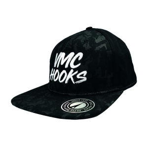 Schwarze VMC Hooks Kappe mit Camouflage-Muster und weißem Schriftzug.