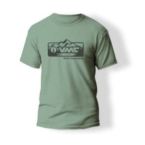 Grünes T-Shirt in Größe XL mit VMC-Logo und Bergmotiv, "Never stop fishing".