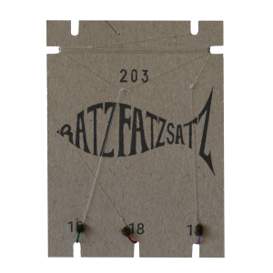 Eine braune Karte mit der Aufschrift „RatzFatzSatz 203 (Grün, Rot & Violett)“ zeigt den Umriss eines Fisches, der darüber mit „203“ nummeriert ist, mit Schnüren von drei Punkten („18“, „19“), die in kleinen grünen, roten oder violetten Verzierungen enden.